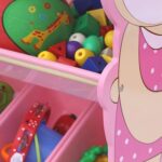 Rafturi-depozitare-jucarii-din-lemn-roz-model-urs-80-cm-inaltime