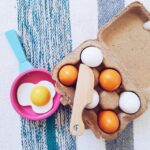 Set 6 oua din lemn si galbenus in Cofraj