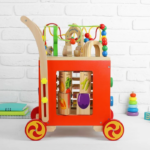 Antepremergator Cub educativ din lemn Ferma animalelor 6 in 1