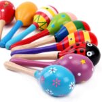 jucarie-muzicala-maracas-bebe-colorata-din-lemn.jpg