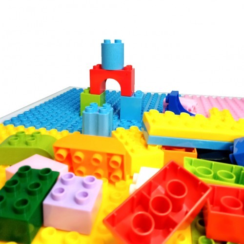 Set-masuta-cu-scaun-si-cuburi-lego-My-play-table-2.jpg