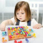 Joc Montessori Tablita cu bile colorate Rainbow color