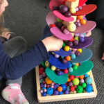 Arborele Montessori din lemn muzical Copacul Rainbow