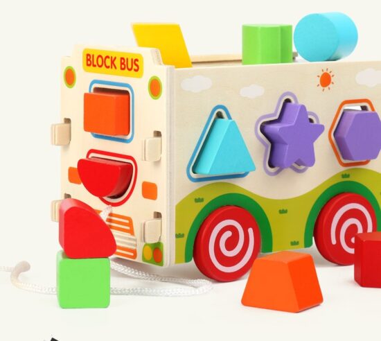 Autobuzul de construit cu roti si forme geometrice din lemn