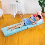 fotoliu extensibil cu 4 placi confortabil umplutura cu vatelina si burete/placi fiecare placa are fermoar individual material exterior plus moale si catifelat poate fi folosit ca fotoliu ,dar si ca pat pentru copii dimensiuni fotoliu : 50 latime x 40 lungime x 7 grosime placa dimensiune fotoliu extins: 50 latime x 160 lungime x 7 grosime placa