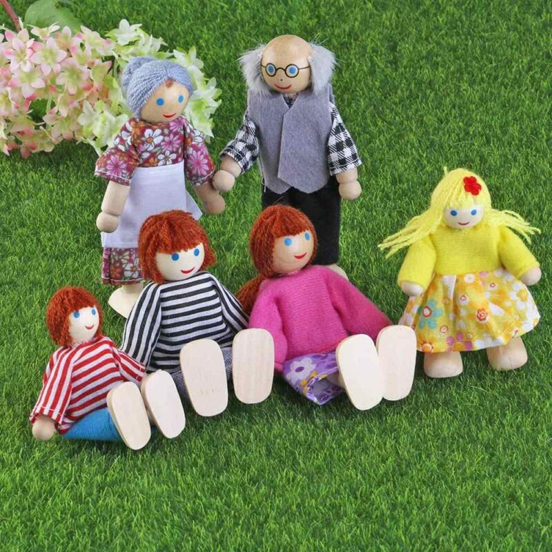 Set 6 papusi imbracate din lemn Familia Piese de Mobilier