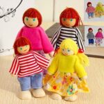 Set 6 papusi imbracate din lemn Familia Piese de Mobilier
