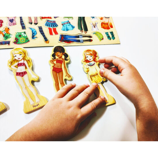 Joc puzzle magnetic cu haine Cum imbracam fetitele 63pcs