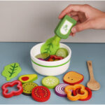 Jucarie Set Salata de fructe-legume feliate cu accesorii lemn