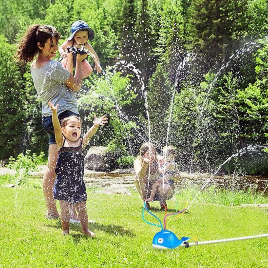 Jucarie Stropitor de apa Balena care pulverizeaza in Gradina Curte