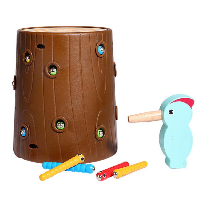 Pescuit magnetic Ciocanitoarea prinde viermisorii din copac