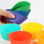 Joc asociere bile colorate Curcubeu cu paharele