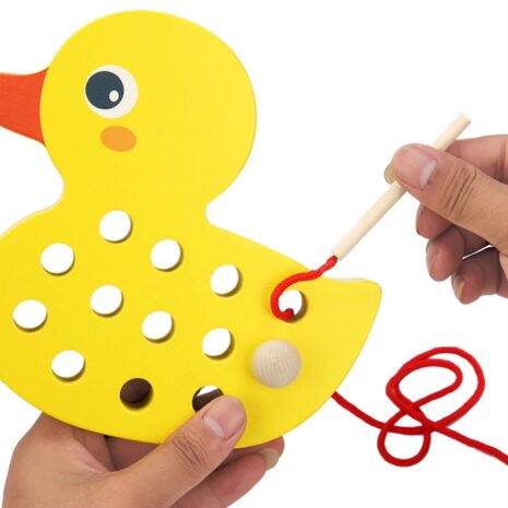 Joc de snuruit Ratusca din lemn cu siret si orificii