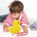 Joc de snuruit Ratusca din lemn cu siret si orificii