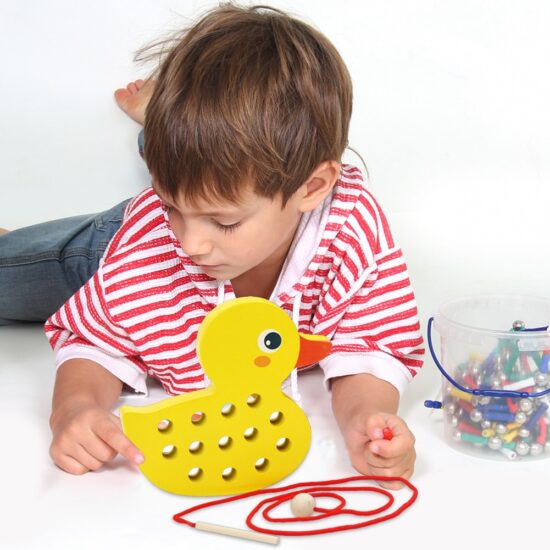 Joc de snuruit Ratusca din lemn cu siret si orificii