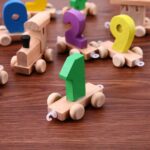 trenul-educativ-locomotiva-cu-vagoane-cifre-0-9-lemn