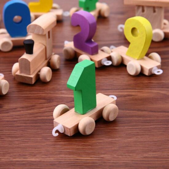 trenul-educativ-locomotiva-cu-vagoane-cifre-0-9-lemn