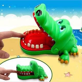 Jucarie interactiva Crocodilul cu dinti musca degetul
