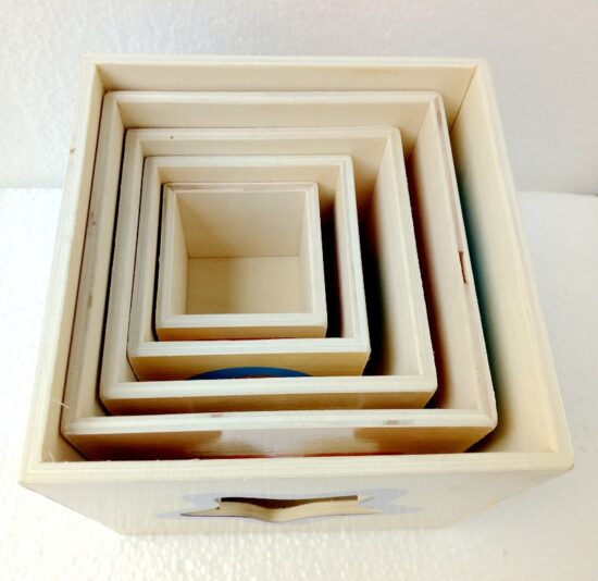 Piramida educativa din 5 cuburi Dimensiuni succesive