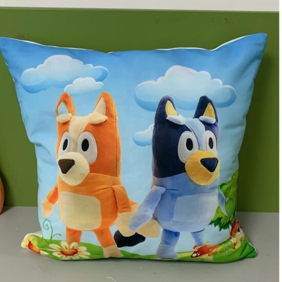 Perna Bluey si Bingo din desene animate pentru copii Perna Bluey si Bingo din desene animate pentru copii