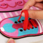 Puzzle Montessori Cum ne inchidem Sireturile Nasturii