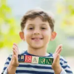 Cuburi din lemn cu litere si cifre ABC