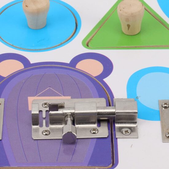 placa-senzoriala-lemn-incuietori-si-forme-geometrice-ceas