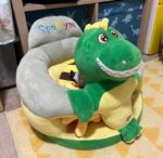 fotoliu-din-plus-dinozaur-scaun-cu-spatar-si-orificii-pentru-picioare