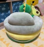 fotoliu-din-plus-dinozaur-scaun-cu-spatar-si-orificii-pentru-picioare