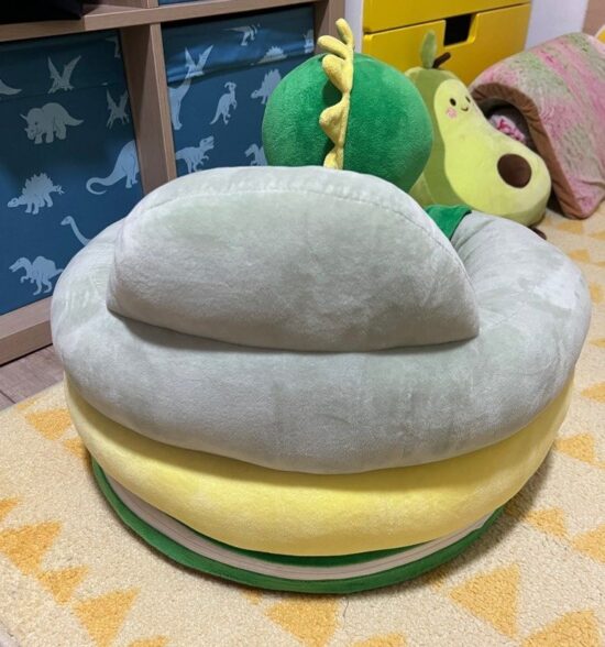 fotoliu-din-plus-dinozaur-scaun-cu-spatar-si-orificii-pentru-picioare