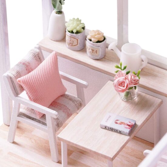 casuta-papusilor-roz-luminata-din-lemn-dormitor-living-bucatarie