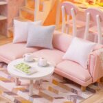 casuta-papusilor-roz-luminata-din-lemn-dormitor-living-bucatarie