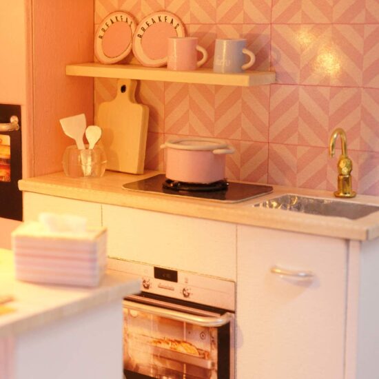 casuta-papusilor-roz-luminata-din-lemn-dormitor-living-bucatarie