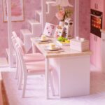 casuta-papusilor-roz-luminata-din-lemn-dormitor-living-bucatarie