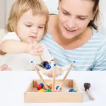 joc-pentru-motricitate-asociere-culori-indemanare-sorteaza-bilele