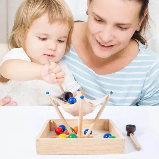 joc-pentru-motricitate-asociere-culori-indemanare-sorteaza-bilele