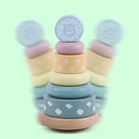 piramida-pastel-turn-de-stivuit-cu-diferite-forme-din-lemn