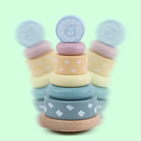 piramida-pastel-turn-de-stivuit-cu-diferite-forme-din-lemn