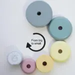 piramida-pastel-turn-de-stivuit-cu-diferite-forme-din-lemn