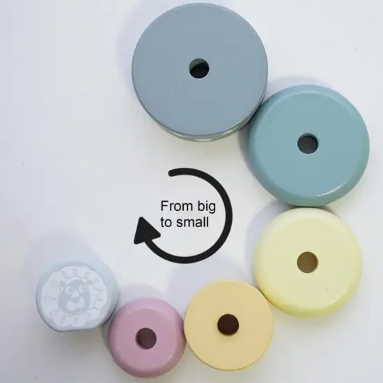 piramida-pastel-turn-de-stivuit-cu-diferite-forme-din-lemn