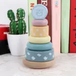 piramida-pastel-turn-de-stivuit-cu-diferite-forme-din-lemn