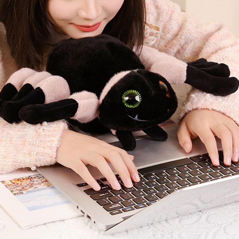 Jucarie din plus Paianjen de Halloween cu picioruse colorate