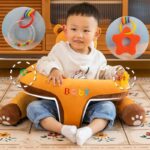 fotoliu-sit-up-bebelusi-scaun-cu-animalute-si-accesorii-atasate