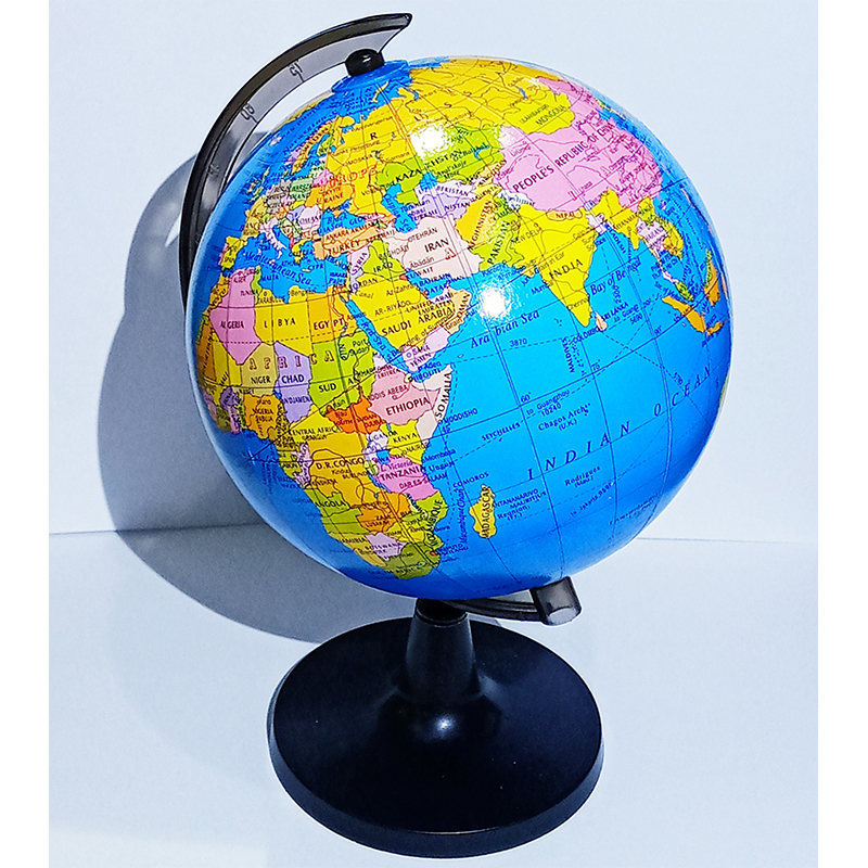 Globul Pamantesc pe suport rotativ Harta lumii rotunda