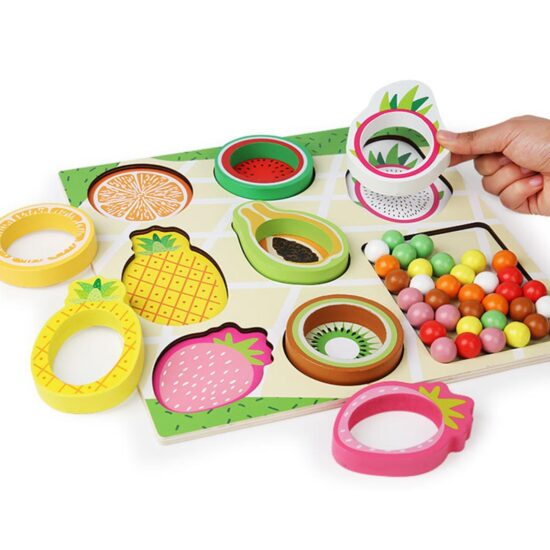 Joc pentru motricitate Sortarea bilutelor colorate