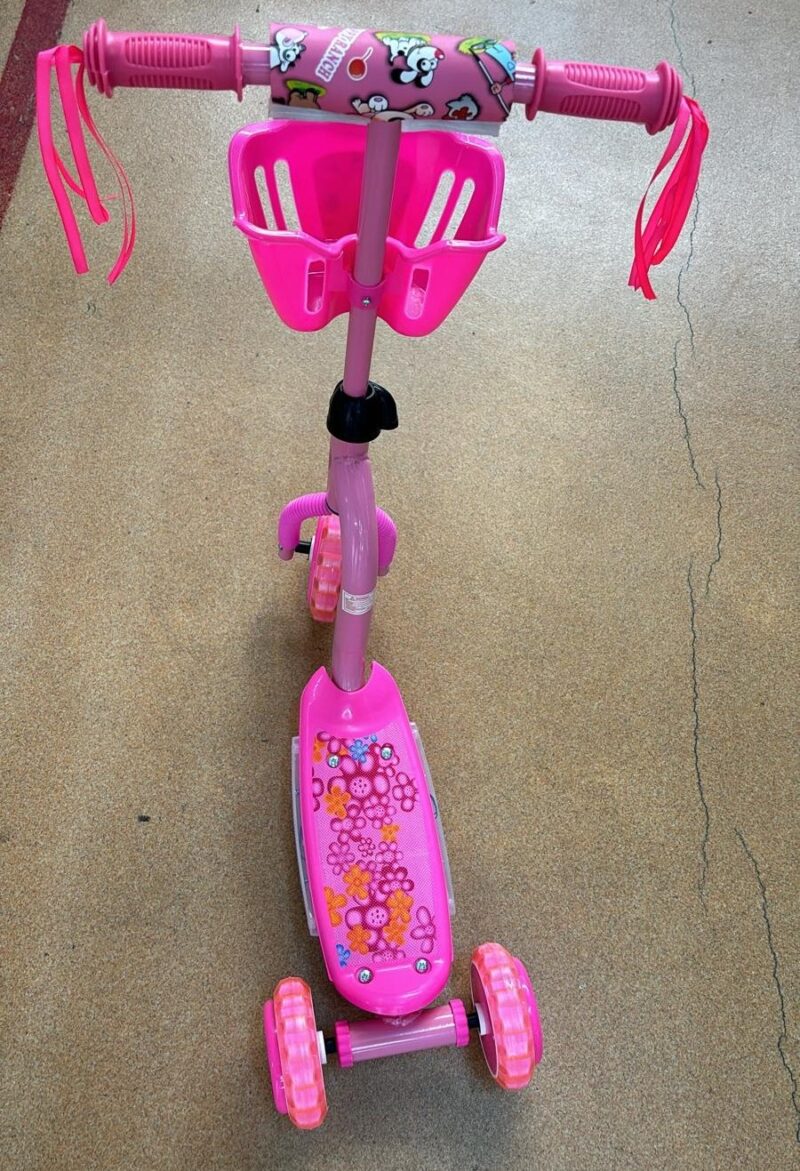 Trotineta 3 roti Roz cu Lumini si Cosulet pentru transport