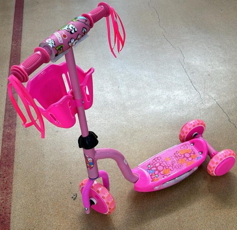 Trotineta 3 roti Roz cu Lumini si Cosulet pentru transport
