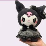 Jucarie plus Papusa Kuromi cu Fundita rochita din seria Hello Kitty