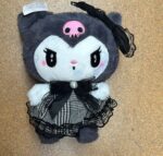 Jucarie plus Papusa Kuromi cu Fundita rochita din seria Hello Kitty