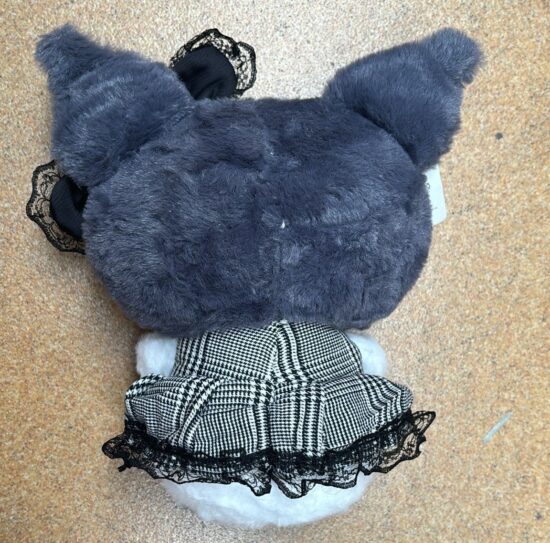 Jucarie plus Papusa Kuromi cu Fundita rochita din seria Hello Kitty